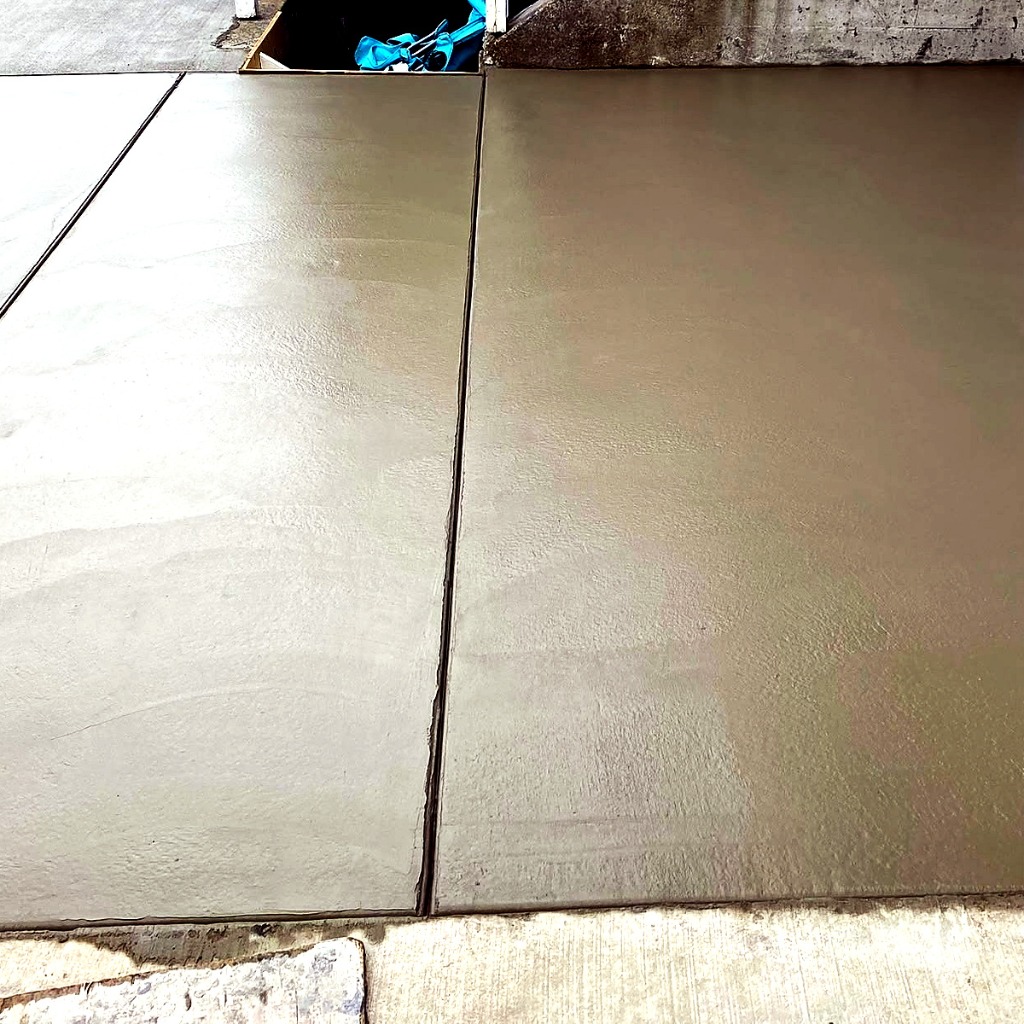 Fresh concrete pour with control joints